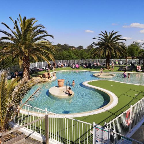 un groupe de personnes dans une piscine dans l'établissement Mobil Home 6 personnes de 41m2 dans camping 4 étoiles, à Bidart