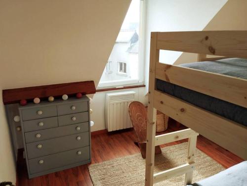 - une chambre avec des lits superposés et une commode dans l'établissement Appartement en plein cœur de ville, à Perros-Guirec