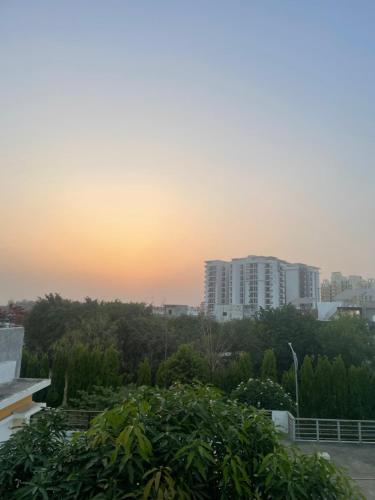 una vista de la puesta de sol desde el techo de un edificio en Mannat Manzil en Lucknow