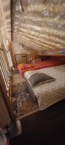 une chambre avec deux lits superposés dans une pièce dans l'établissement CHALETS POUR FAMILLE ET AMIS, à La Chapelle-aux-Chasses