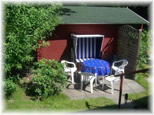 un gruppo di sedie e un tavolo in un gazebo di Haus Wattenblick OG a Morsum