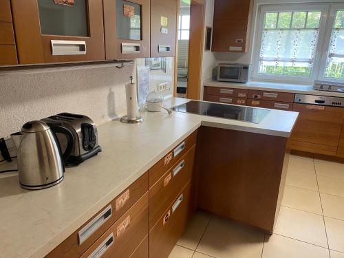 Una cocina o cocineta en Ferienzimmer Oelhaf Zimmer in Grau Self Check-In mit Key Tresore