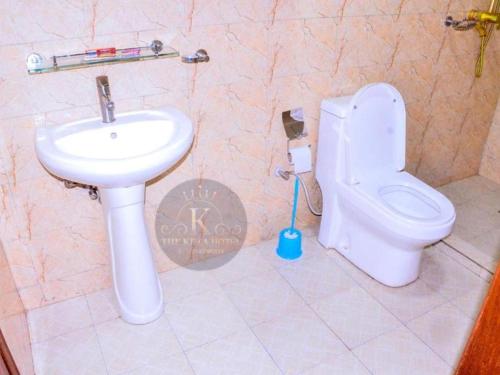 The Keza Hotel في كيغالي: حمام مع مرحاض ومغسلة
