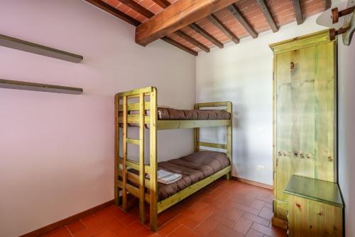 a room with two bunk beds and a door at Il Serrino 2 in Spignana