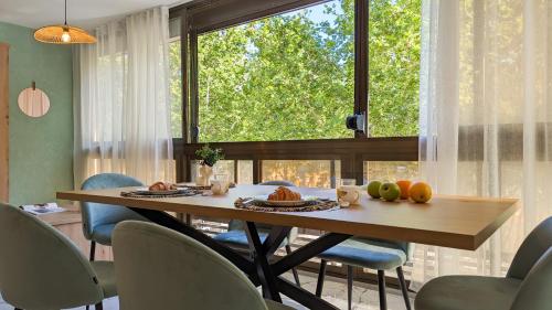 einen Tisch mit Obst darauf in einem Zimmer mit Fenster in der Unterkunft LAS OLAS 0ld Town Apartments in Benidorm