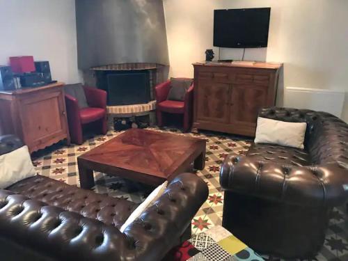 Televisyen dan/atau pusat hiburan di Maison Gîte Vallon Pont d'Arc
