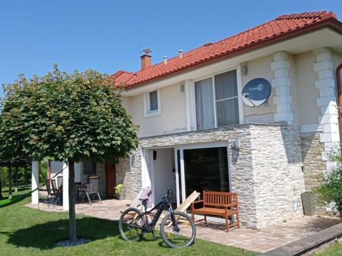 un vélo garé devant une maison dans l'établissement Haloze ForMe, à Zavrč