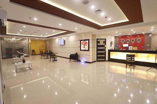 eine große Lobby mit einem Esszimmer und einer Küche in der Unterkunft Hotel Sogo Cebu in Adlawon