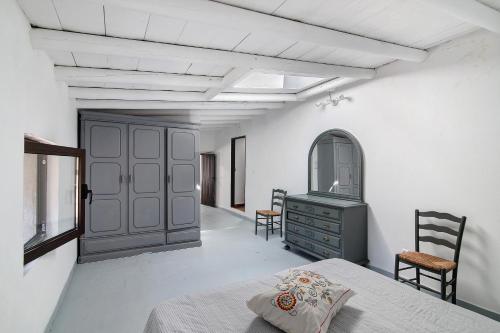 een slaapkamer met een bed en een dressoir in een kamer bij Fontenoy in Tavira