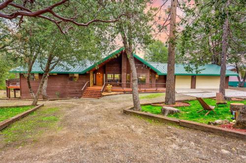 オークハーストにあるSummit Cabin Stunning home Loaded with amenitiesの緑の屋根の木造ログキャビン