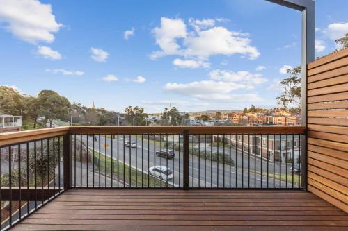 Three-Story Haven City Views & Near Gorgeにあるバルコニーまたはテラス