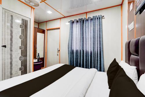 OYO Jai Santoshi Dhaam tesisinde bir odada yatak veya yataklar
