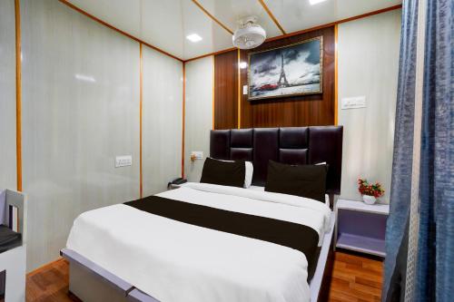 Llit o llits en una habitació de OYO Jai Santoshi Dhaam