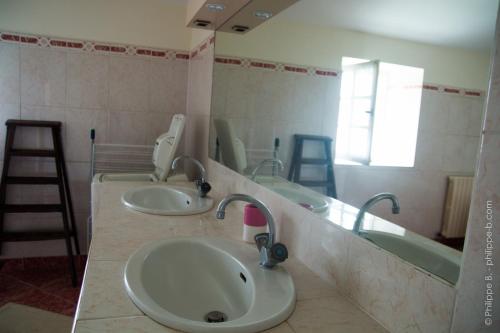 HDC la maison des AMIS في Le Gond-Pontouvre: حمام به مغسلتين ومرآة كبيرة