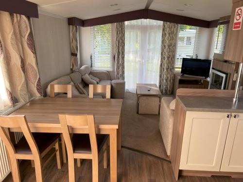 Cuisine ou kitchenette dans l'établissement Caravan at Seton Sands, near Edinburgh and Berwick
