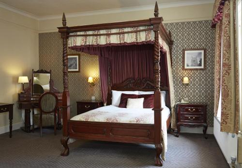 En eller flere senge i et værelse på George Hotel by Greene King Inns