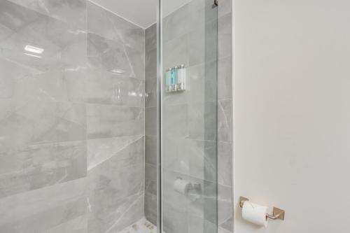 Bilik mandi di Charming City Loft - Unit B