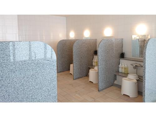 łazienka z 2 toaletami i umywalką w obiekcie Green Rich Hotel Okinawa Nago - Vacation STAY 55394v w mieście Nago