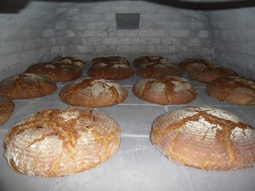 a bunch of loaves of bread in an oven at Landlust-Ferienhaus Am Rosenhof in Hartberg