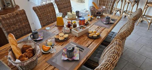 una mesa de madera con comida encima en CARPE DIEM, en Friaucourt