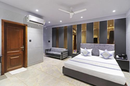 Postel nebo postele na pokoji v ubytování Hotel Preet Inn 05 mints walking Distance Nizamuddin Railway Station