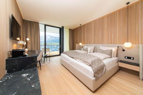 Postel nebo postele na pokoji v ubytování Apollo AchtQuartier Das Hotel am Mondsee