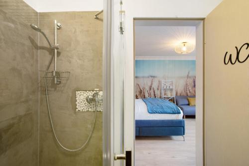 un bagno con doccia e una camera da letto di Ein Bett im Kornfeld im Souterrain a Welver