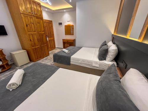 two beds in a hotel room with two beds sidx sidx sidx at Rain Hotel in Kizkalesi