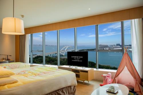 Postel nebo postele na pokoji v ubytování Wyndham Grand Plaza Royale Yuzhou Xiamen Wuyuan Bay