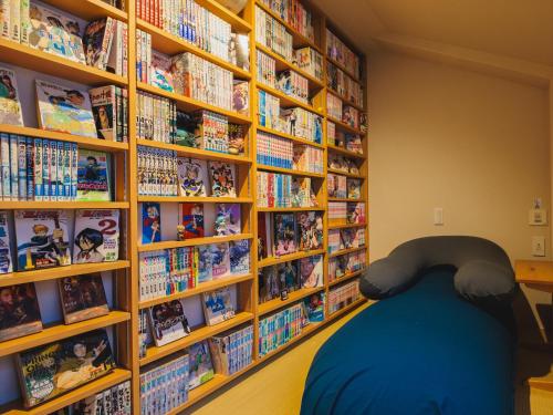 a room with a library filled with books at Giappo Franca Kyoto in Kyoto