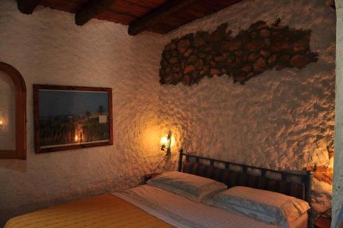 1 dormitorio con 1 cama en una pared de piedra en Mar D'Africa, en Lampedusa