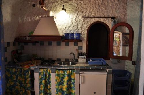 cocina con fregadero y encimera en Mar D'Africa, en Lampedusa