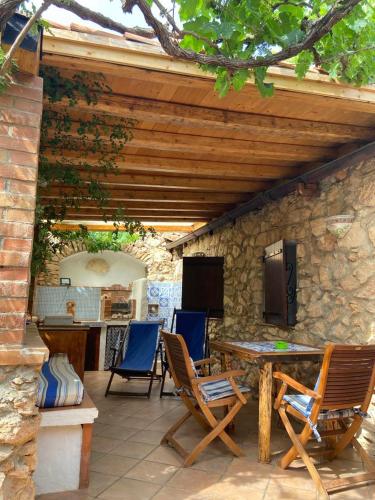 un patio con sillas y una mesa y una cocina en Mar D'Africa, en Lampedusa