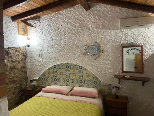 1 dormitorio con 1 cama con colcha amarilla en Mar D'Africa, en Lampedusa