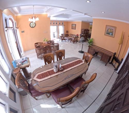 a dining room with a table and chairs at Griya Sidoarum in Godean