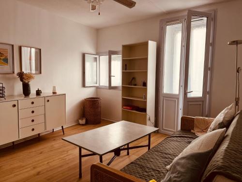 un salon avec un canapé et une table basse dans l'établissement chez Jin Jin, à La Rochelle