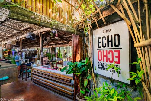 restauracja z znakiem na boku budynku w obiekcie Echo Beach Hostel w mieście Baan Tai