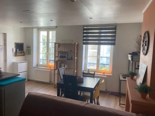 un salon avec une table et une salle à manger dans l'établissement Appartement à Montigny, à Montigny-lès-Metz
