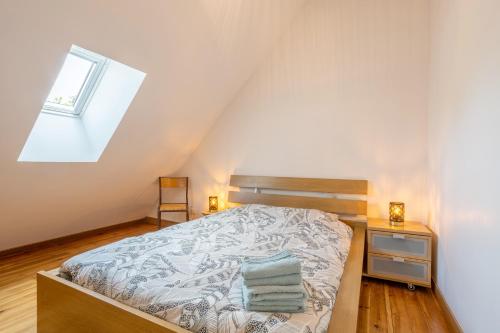 Ένα ή περισσότερα κρεβάτια σε δωμάτιο στο Maison Ty Mel à 3 km des plages