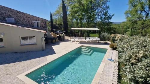 une piscine dans l'arrière-cour d'une maison dans l'établissement Bastide La Maura dans le massif des Maures, à Vidauban