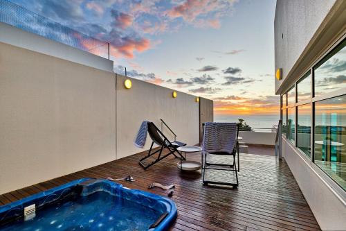 bañera de hidromasaje en el balcón con vistas al océano en Belle Escapes - Glenelg Skyline Penthouse, en Glenelg