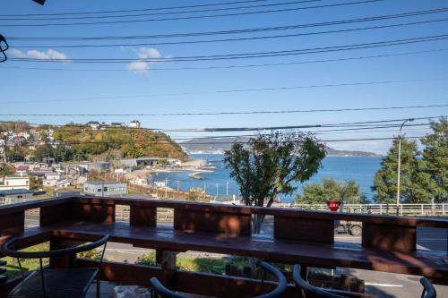 小樽市にあるPopulus-club Otaru - Vacation STAY 93434vの水辺の景色を望むバルコニー(ベンチ付)