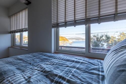 sypialnia z łóżkiem i dużym oknem w obiekcie Populus-club Otaru - Vacation STAY 93434v w mieście Otaru