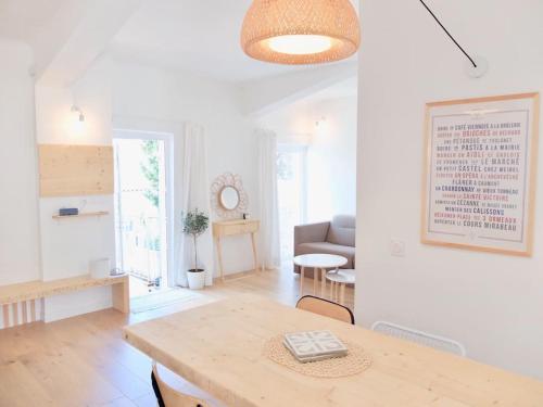 un salon avec une table et un canapé dans l'établissement L'aixois - Terrasse au cœur d'Aix-en-Provence #1, à Aix-en-Provence