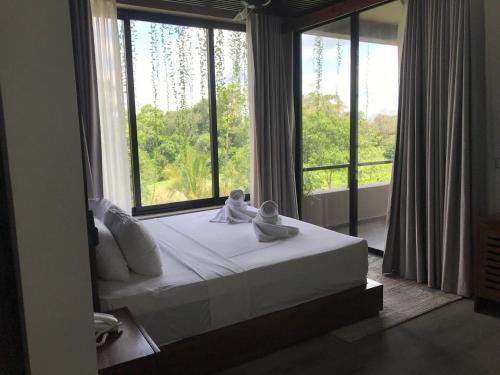 Postel nebo postele na pokoji v ubytování Thimbiri Wewa Resort Wilpattu