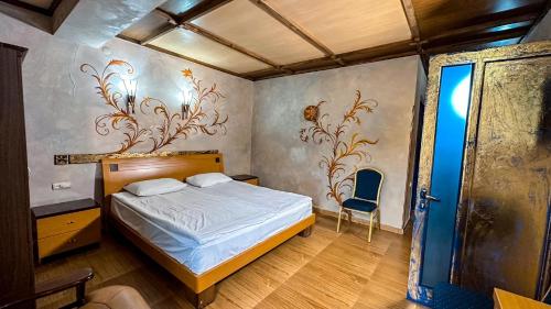 ein Schlafzimmer mit einem Bett und einem Stuhl darin in der Unterkunft Haghartsin Hotel and Restaurant in Dilidschan