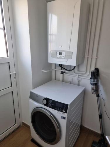 a washing machine in a room with a camera at Maison familiale avec jardin in Neufchâtel-Hardelot
