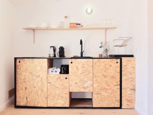 - une cuisine avec un comptoir et une porte en bois dans l'établissement L'aixois - Terrasse au cœur d'Aix-en-Provence #3, à Aix-en-Provence