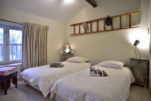 une chambre avec deux lits et une fenêtre dans l'établissement La ROBERTE : Mas provençal avec piscine Proche des Gorges de l'Ardèche, à Pont-Saint-Esprit