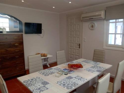 TV a/nebo společenská místnost v ubytování Menegis Apartment